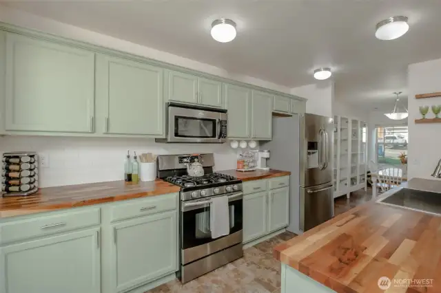 This kitchen offers both under-cabinet and ample overhead lighting—perfect for setting the right mood, whether you want bright and energizing or soft and ambient.