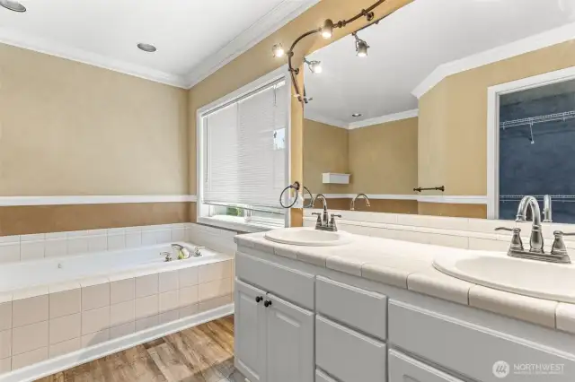 Primary Suite with Attached 5pc Bathroom & Closet
