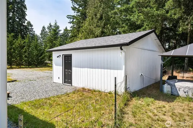 Detached garage/ shop