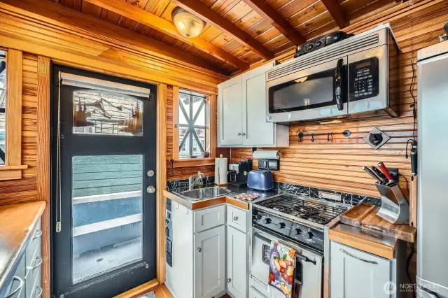 You will ensoy the entry door with full windows and the covered deck entry. An extremely well appointed kitchen fully stocked...