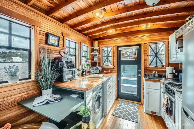 Check out the fold up/down desk-table to the left. So convient. Full range-oven and refrigerator. Excellent space.