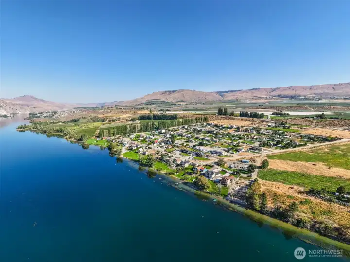 Endless Water Fun  Watersports welcome! Add a private buoy to tie up your boat & explore sandy beaches all along Lake Entiat.