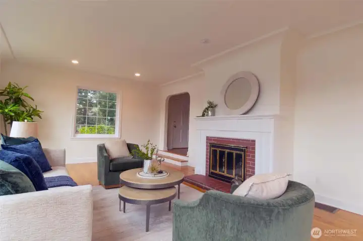 Bright living room thanks to windows on three sides, soak in the views.