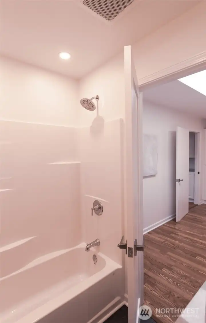Main floor Tub/Shower.