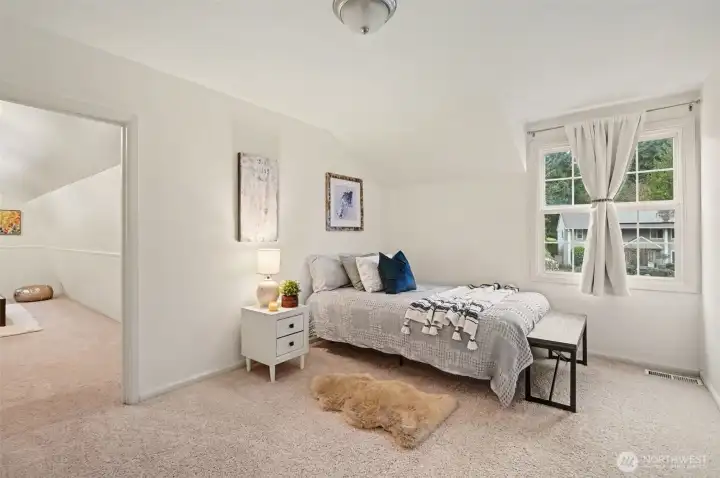 2nd guest bed with additional bonus room!
