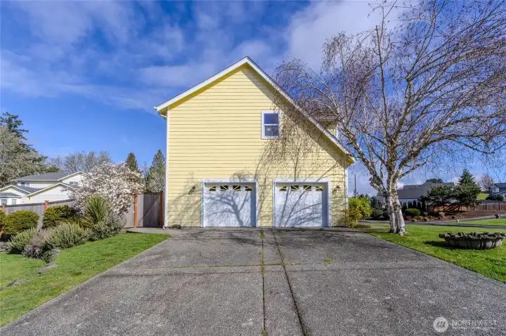 Huge bonus room and/or 4th bedroom with walk-in closet above the two car garage.