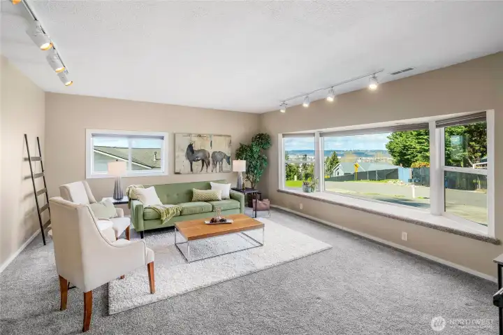 Large familly room. Look at those windows!