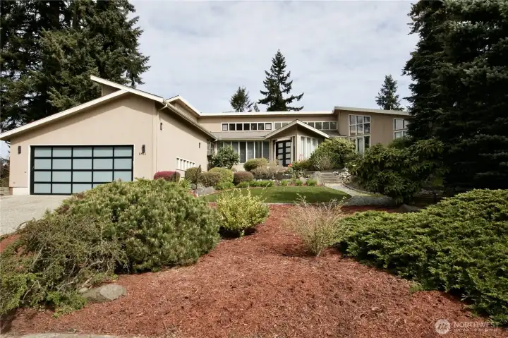 Fully landscaped 2-story home