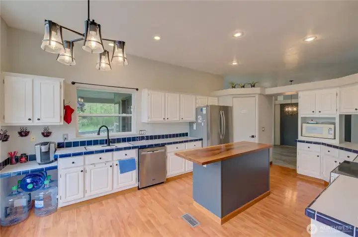 coffee bar, walk in pantry, microwave nook