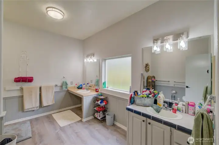 an suite for the main bedroom