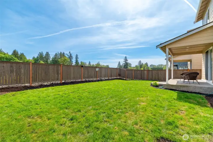 Sunny yard backs to protected greenspace