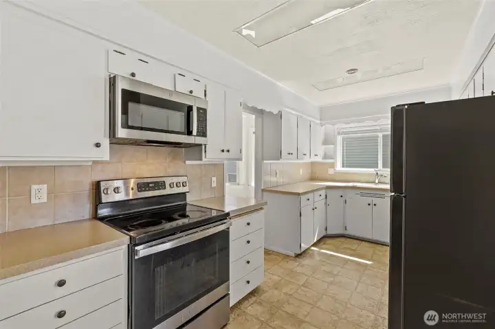 Lots of kitchen cabinet space