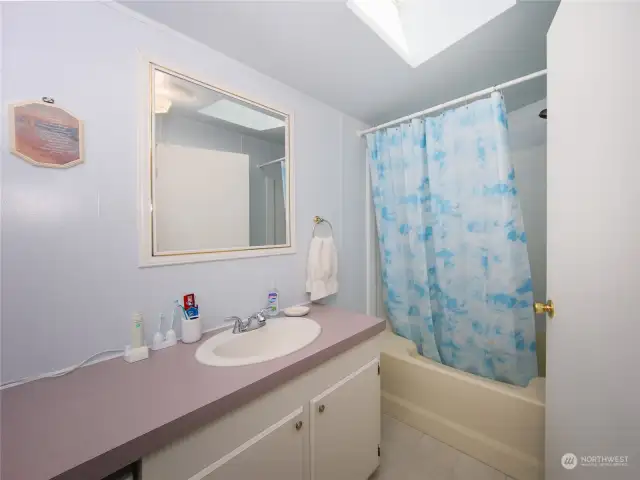 Crisp and clean Full bath w/Skylight