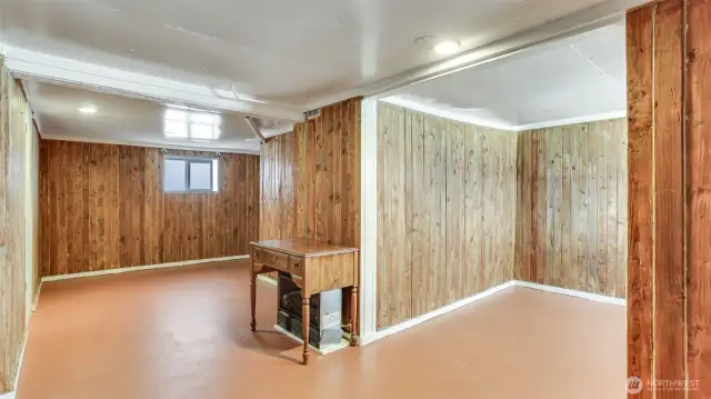 Downstairs with 876 sq ft