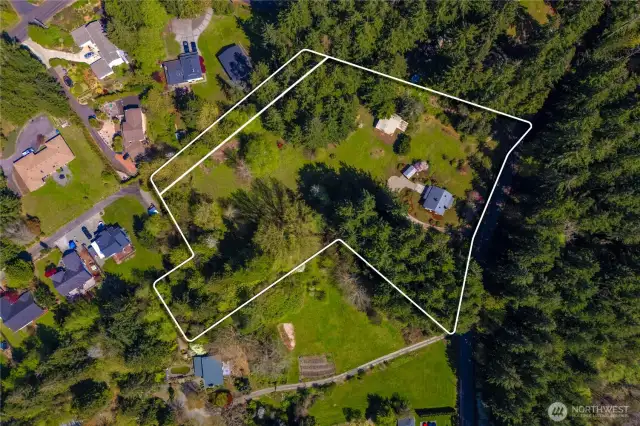 Property lines are approximated. Buyer to verify to own satisfaction.