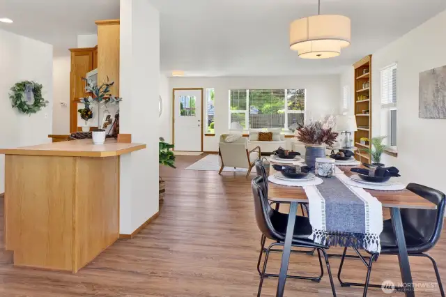 The open plan allows you to stretch out the table for guests! And note that bar seating for a speedy breakfast or a chat with the cook!