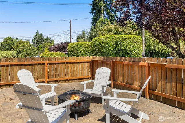 Front paved and fully fenced in front patio.