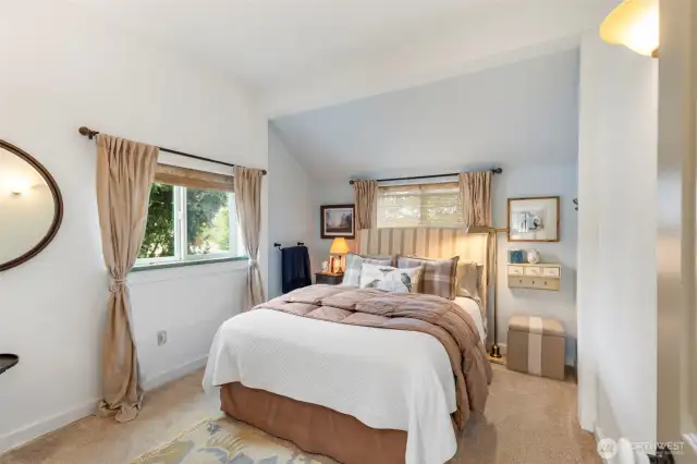 Cozy, private guest / 2nd bedroom.