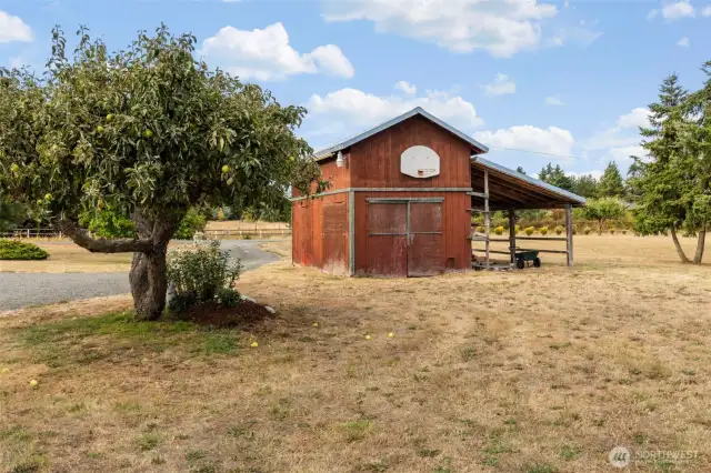 Farm for horses, chickens, you heart's desires!