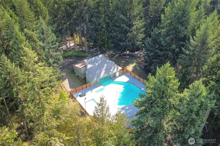 Outdoor Pool with Hot Tub