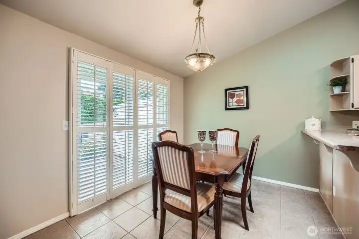 Large dining room can extend table & seating to 8-10