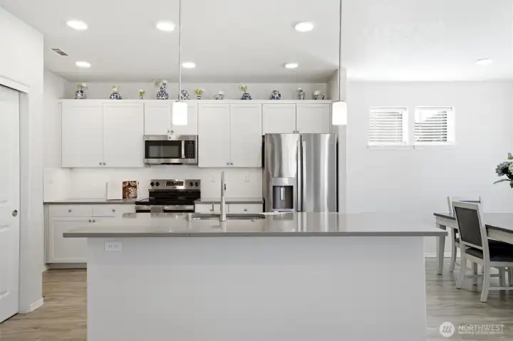 Breakfast Bar & Room to Entertain