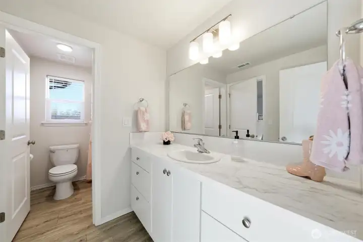Upstairs Full Bathroom