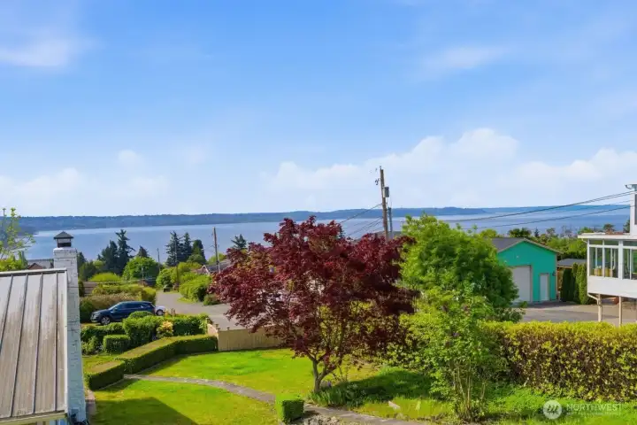 Nice yard with multiple terreaces to enjoy the different views.