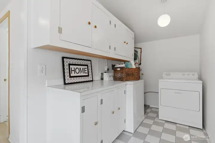 Large mud/laundry room off garage. Washer/Dryer stays!
