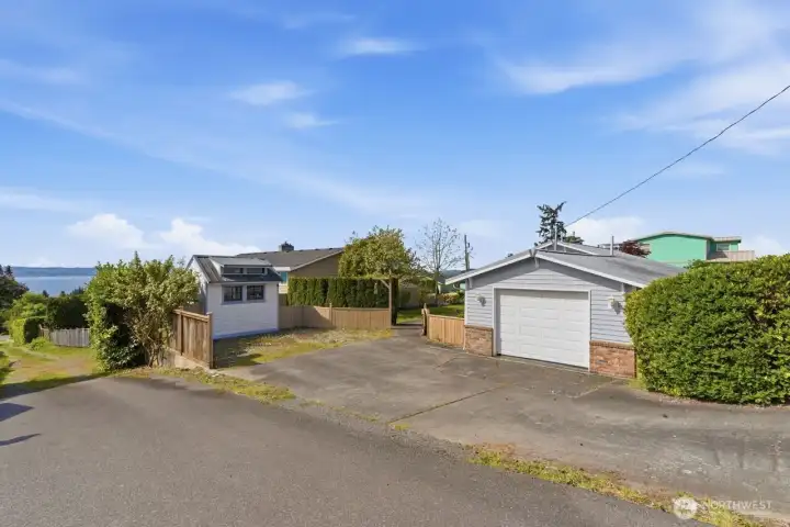 Roomy driveway off alley for cars, boat or trailer. Access from 112th