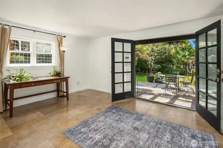 Wonderful flex space to work or play!