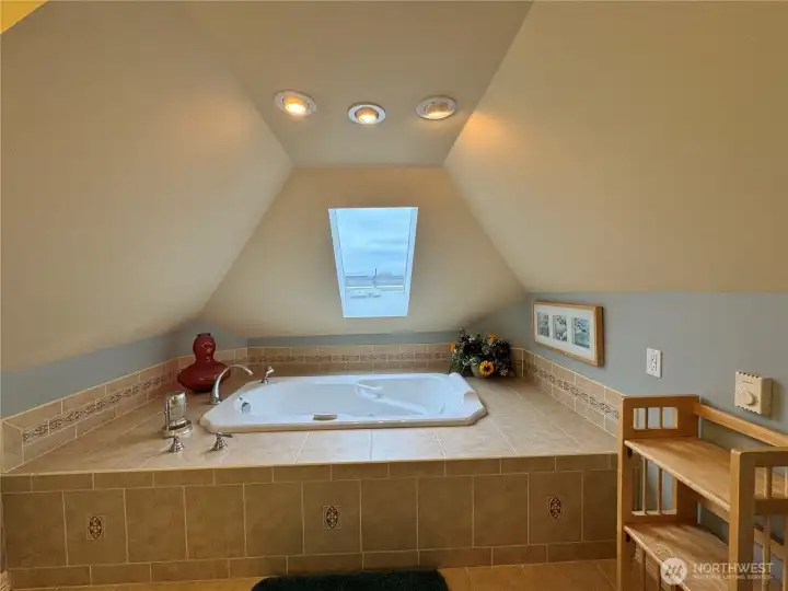 1215C - Soaking tub in bathroom 1