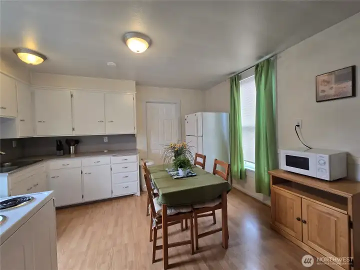 1221A - Kitchen and dining area