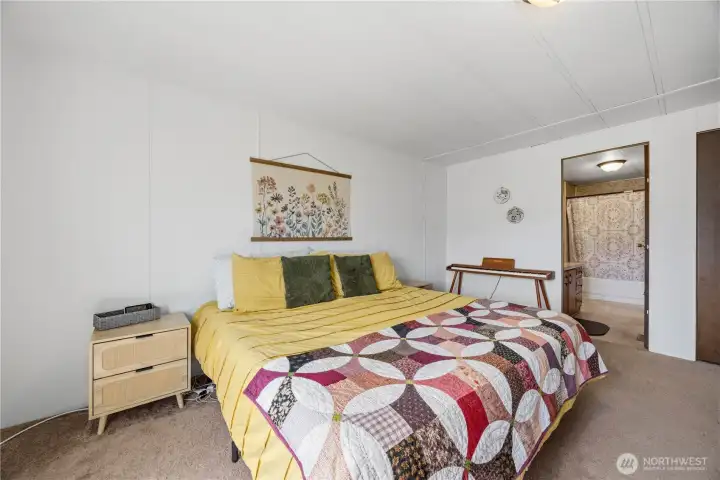 Primary bed in manufactured home