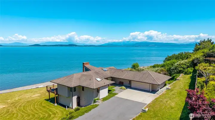 Welcome to your Whidbey beach escape!
