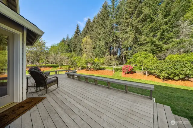 An expansive composite deck, crafted for years of outdoor enjoyment and entertaining.
