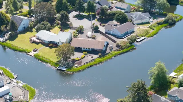 AIRIAL VIEW OF THE HOME AND THE TWO INTERSECTING WATERWAYS! THERE IS 23 MILES OF FRESH WATERWAYS TO EXPLORE!