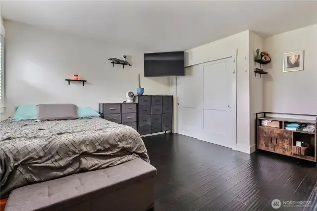 corner guest bedroom
