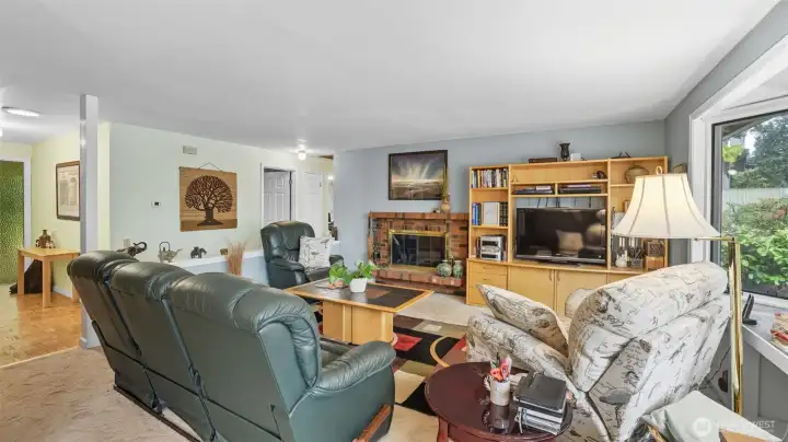 Living room -  the fireplace has a gas log lighter