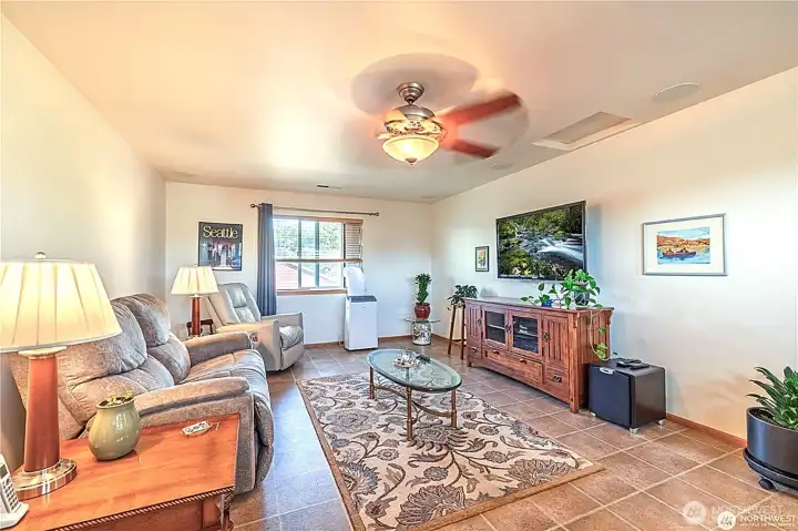 Large Bonus room... TV room, Game room, Craft room, Play room.... many options!