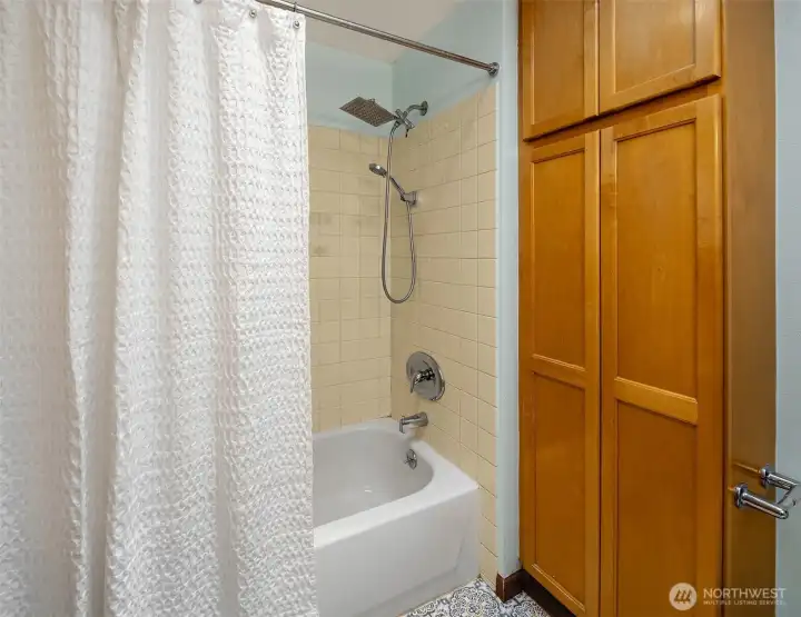 Full upstairs bathroom