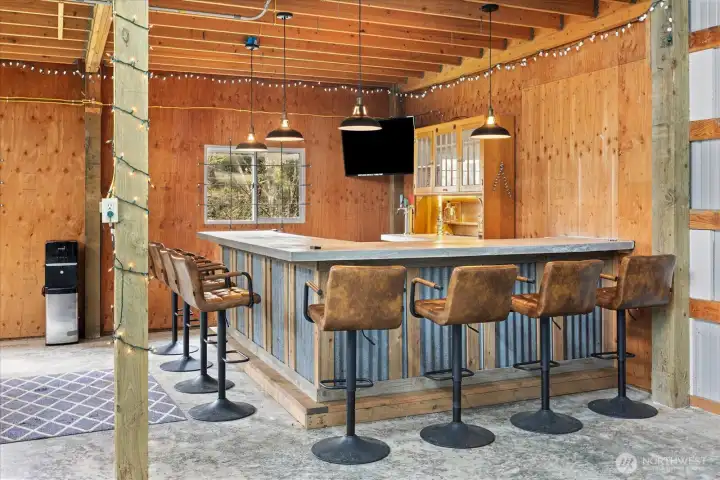 Bar ready for your buddies to come over and enjoy, TV stays!