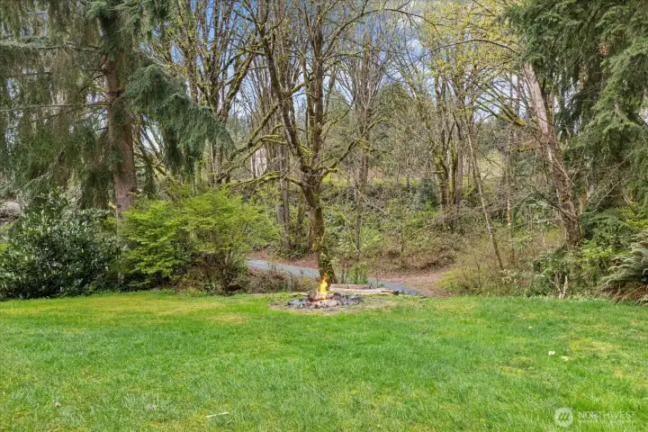 Looks over the driveway coming in