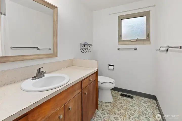 Full bathroom in upper level