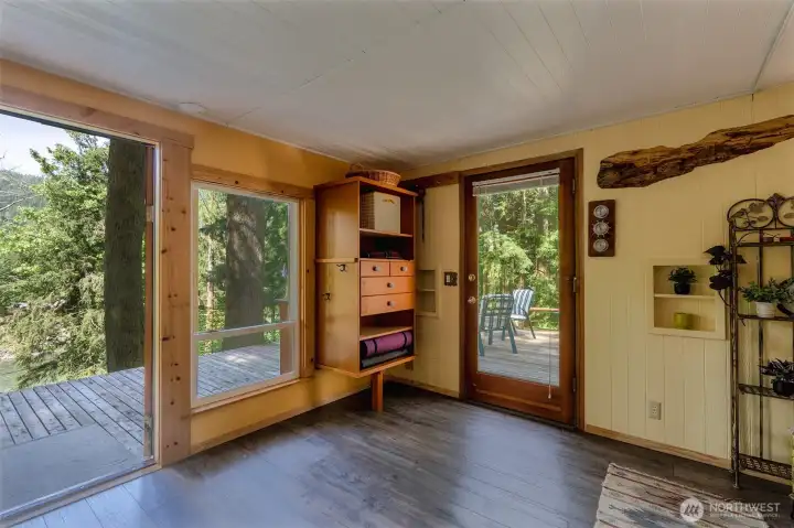 Cabin invites the outdoors in, blending natural surroundings with warm, inviting interior.