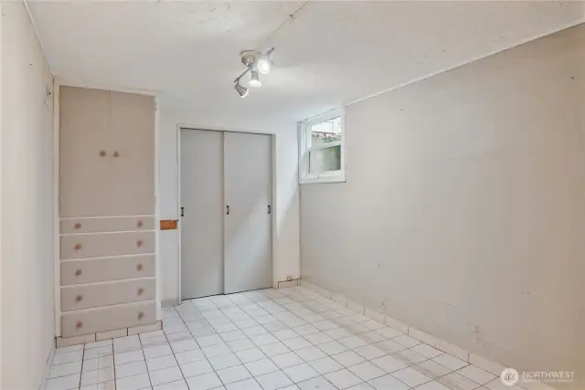 lower bedroom/office