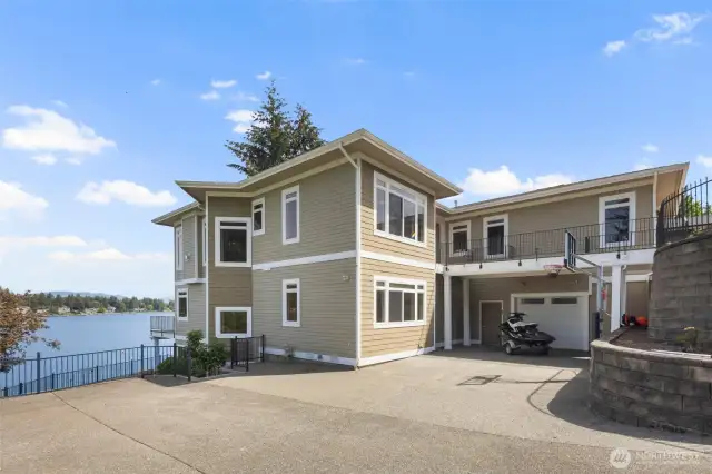 3rd garage for boat and or jet skis.