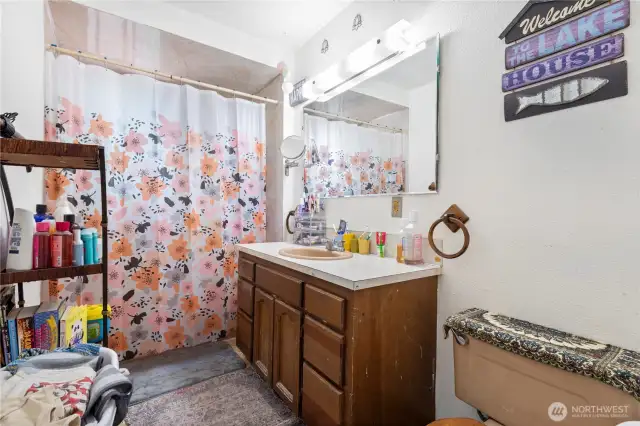 Main level - bath