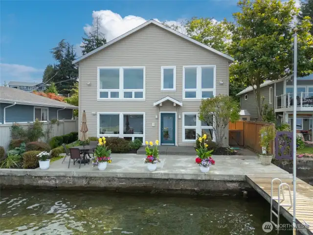 This is your chance to live on beautiful Lake Washington and step out of the light-filled living areas to the entertainment sized patio and 80 foot dock complete with swim ladders and boat lift.