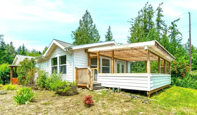 enclosed deck- enjoy for summer parties, or could be a green house